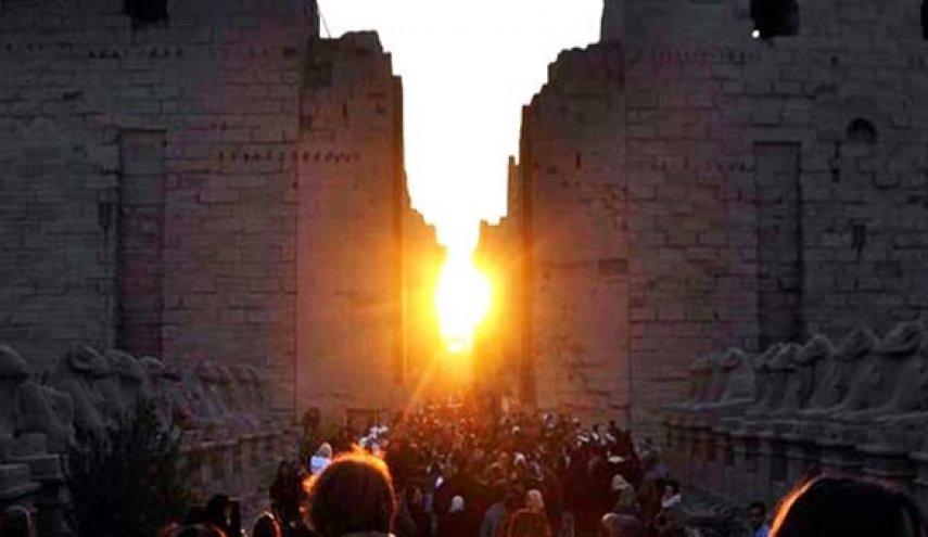 بالصور..شاهد معجزة تعامد الشمس بمعبد أبو سمبل