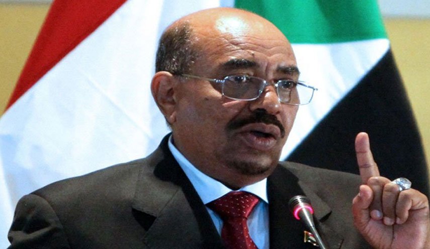 معرفی دولت جدید سودان پس از انحلال دولت مرکزی و دولت های محلی/ البشیر وزیران و استانداران را از میان نظامیان انتخاب کرد