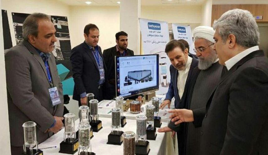 روحاني يزور معرض منتجات الشركات المعرفية