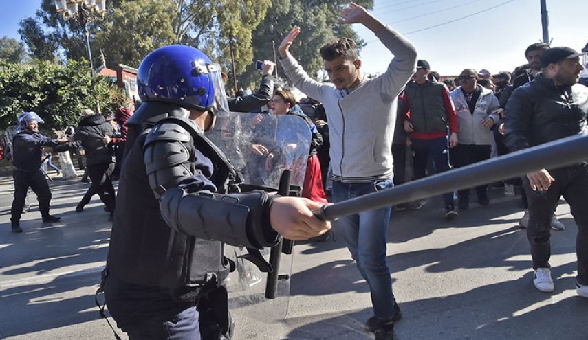 تجدد الاحتجاجات وسط الجزائر والشرطة تعتقل متظاهرين