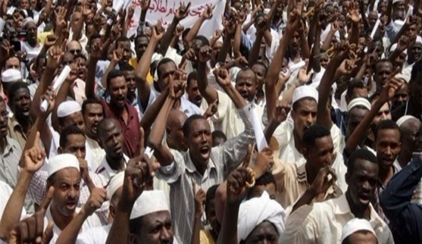 السودان تشهد تصعيد الاحتجاجات رغم حالة الطوارئ
