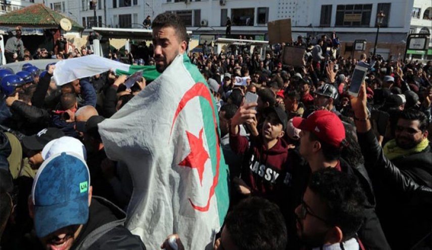 استقالة مدير جريدة جزائرية موالية لبوتفليقة بسبب المظاهرات‎
