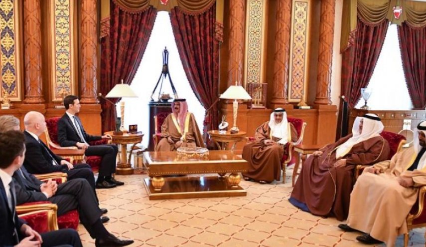 ملك البحرين يستقبل كوشنر وغرينبلات بالمنامة لبحث صفقة ترامب