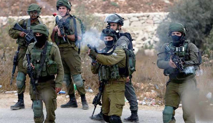 قوات الاحتلال تعتدى على شبان فلسطينيين  في رام الله