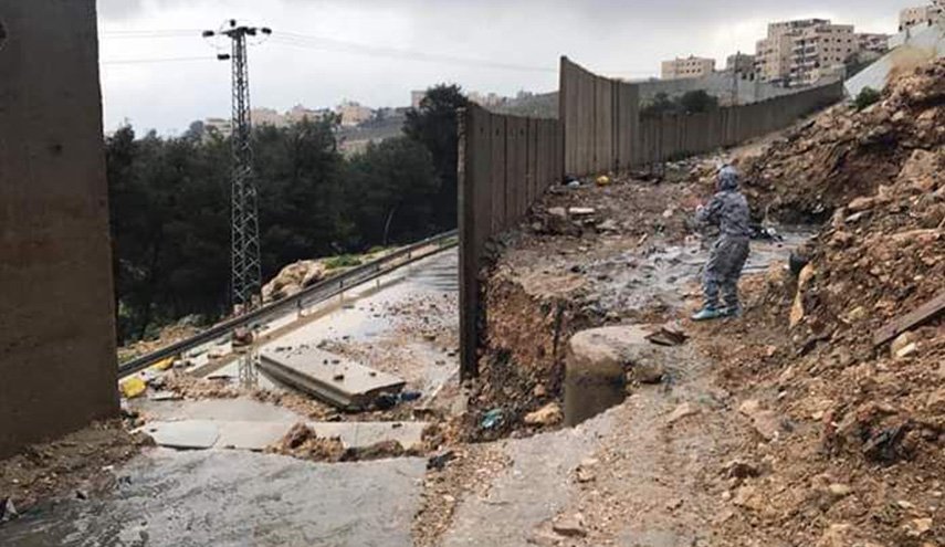 بالصور.. ناشطون يسخرون من تدمیر الجدار العنصري بالضفة جراء الامطار 