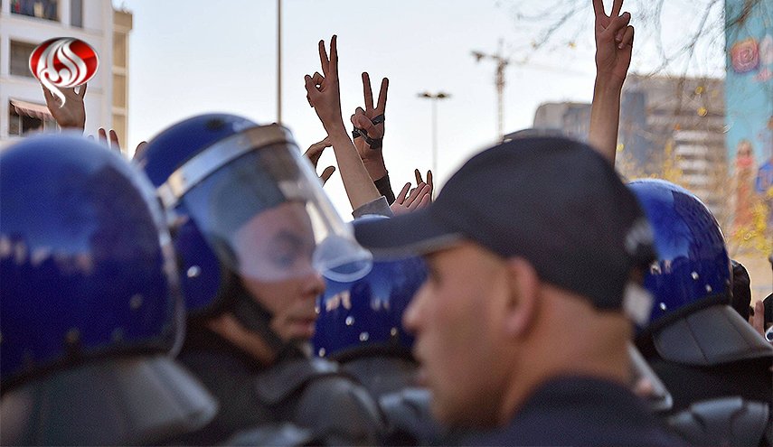 مقتل شخص واصابة 7 محتجين و56 شرطيا الجمعة بالجزائر