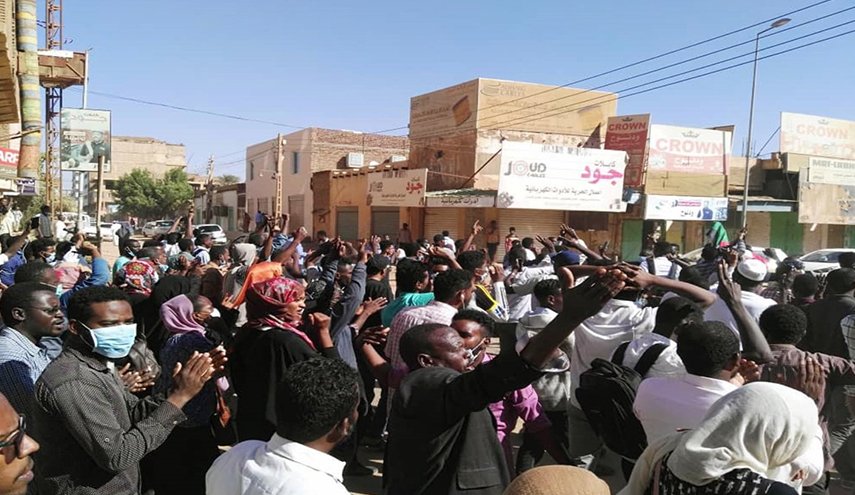 استقالة برلماني سوداني ومظاهرات وهتافات ضد السلطات داخل المحاكم