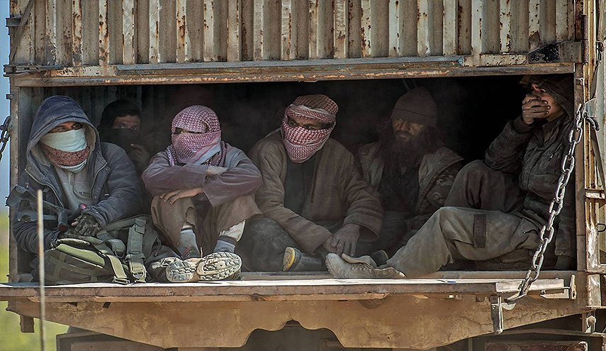 ارهابيو 'داعش' يستسلمون بالعشرات في الباغوز
