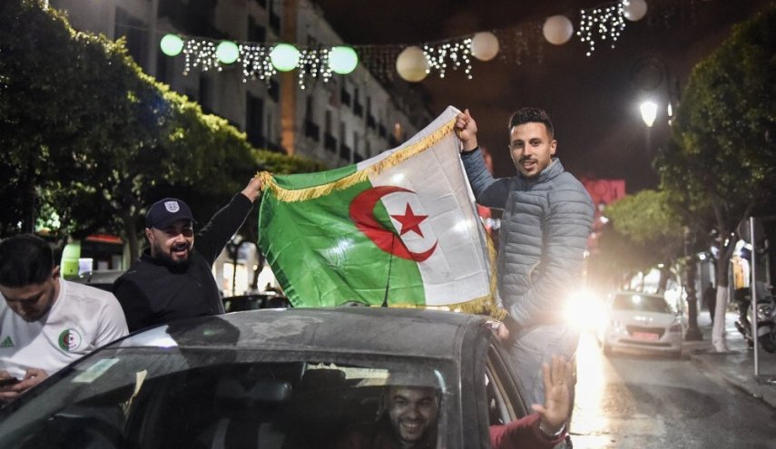 جزائريون يحتفلون بعد قرارات بوتفليقة