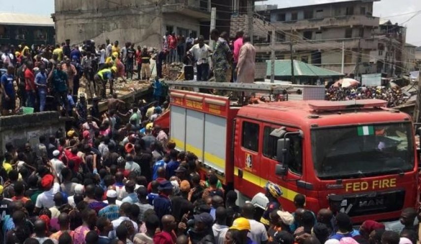 خبر صادم: انهيار مدرسة من 3 طوابق وأكثر من 100 شخص تحت الأنقاض في نيجيريا