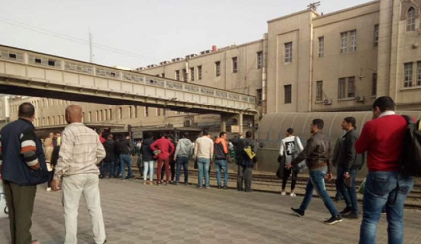 في حادث جديد.. قطار يدهس رجلًا وامرأة في محطة مصر+صور