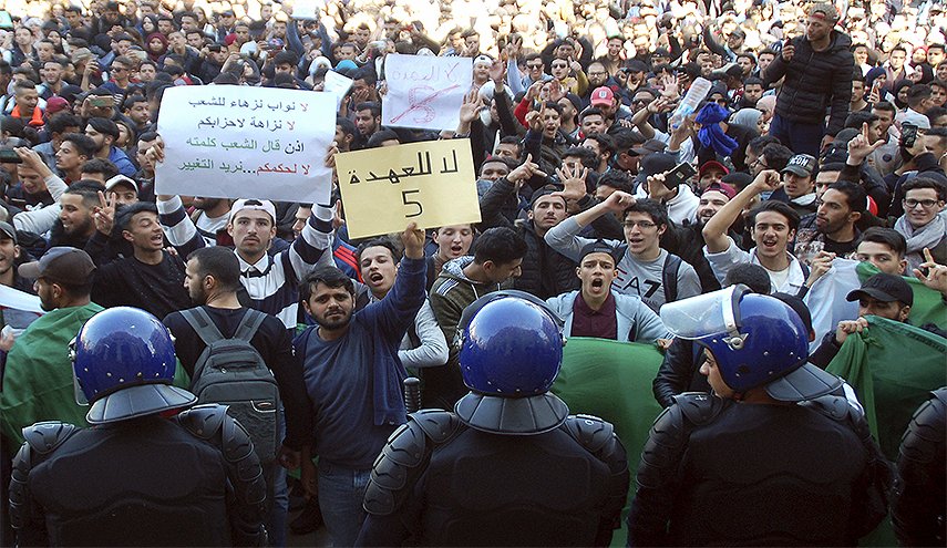 اعتقال 75 متظاهرا وإصابة 11 شرطيا في العاصمة الجزائرية