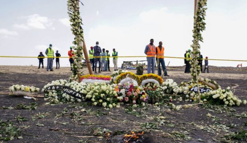 بالصور.. دفن 'أكياس تراب' بدلاً من رفات ضحايا الطائرة الإثيوبية