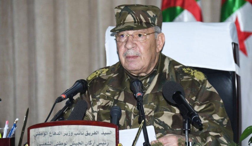 الجيش يتعهد بإيجاد الحل المناسب للأزمة في الجزائر