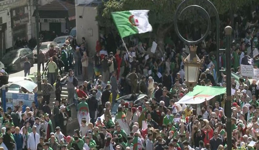 معارضون جزائريون يطالبون الجيش بلعب ’دور دستوري’