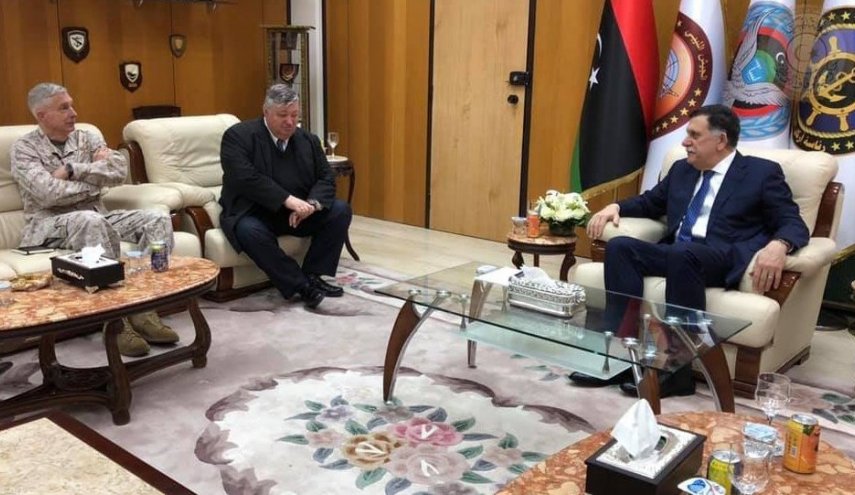 السفير الأمريكي يصل طرابلس تحت حراسة مشددة