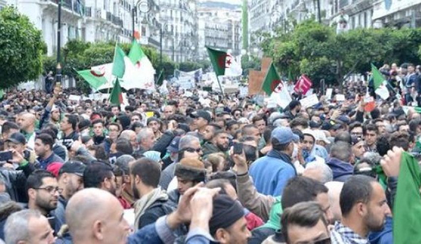 الحزب الحاكم في الجزائر يعلن دعمه لمسيرات الشعب السلمية 