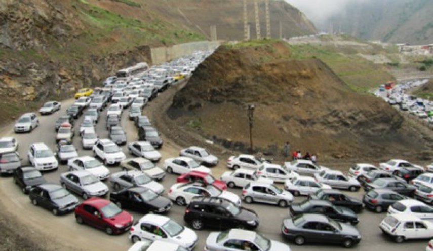 بارش برف در همدان و ارتفاعات چالوس/ترافیک نیمه سنگین در چالوس و تهران-قم