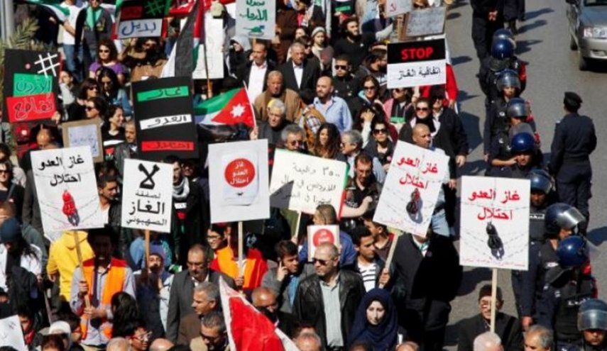 تجمع اردنی‌ها مقابل پارلمان و درخواست لغو توافقنامه‌ گازی با رژیم صهیونیستی