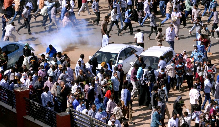الخرطوم تحبس 3 متظاهرين لـ6 أشهر