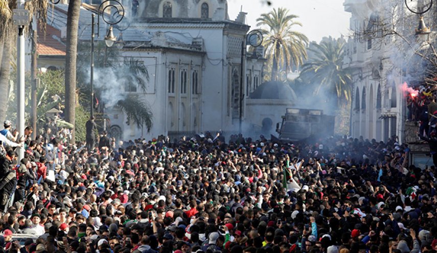 تظاهرة حاشدة في العاصمة الجزائرية تطالب بالتغيير