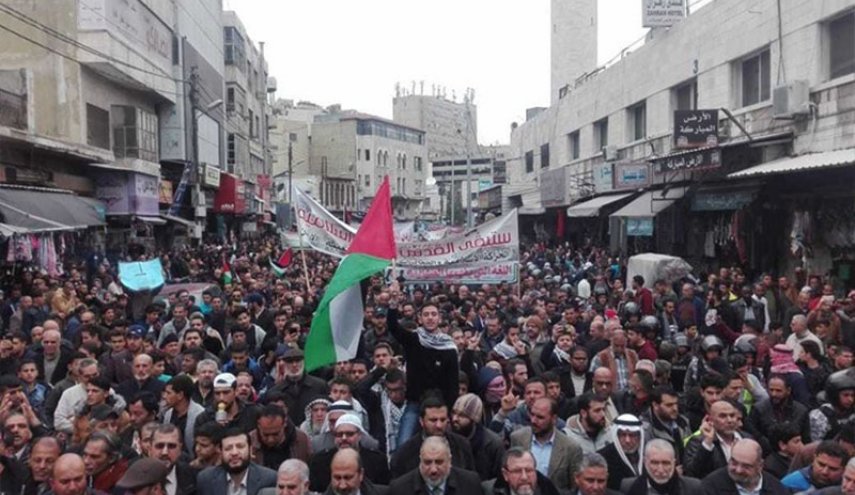 آلاف الأردنيين  يصرخون ‘غزة..غزة..ذوقتينا طعم العزة’
