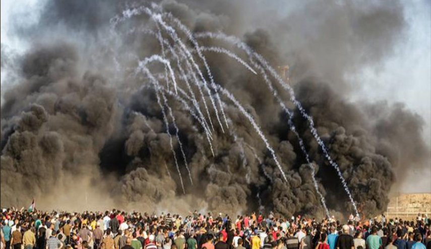 آلاف الفلسطينيين الى مخيمات العودة شرق غزة
