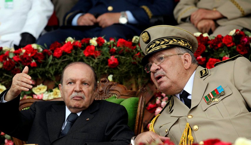 الجيش الجزائري يجتمع لمناقشة إعلان شغور منصب الرئيس

