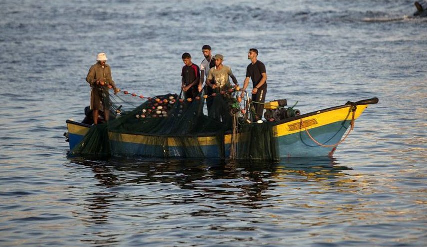 الاحتلال يستهدف زوارق الصيادين بالمياه العادمة