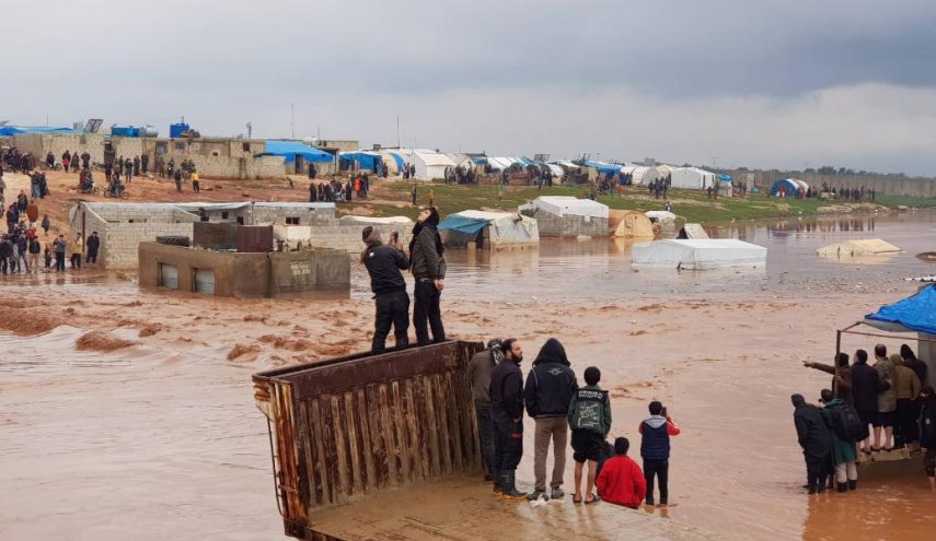 الأمطار تغمر مخيمات 40 ألف نازح شمال غربي سوريا