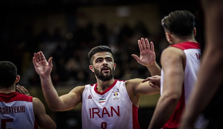 الاتحاد العالمي لكرة السلة يشيد بالنجم الإيراني بهنام يخجالي