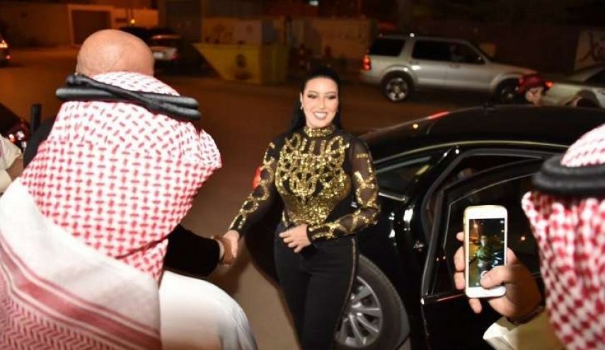 شاهد: غضب في السعودية بعد إهداء 'ختم الرسول' لفنانة مصرية