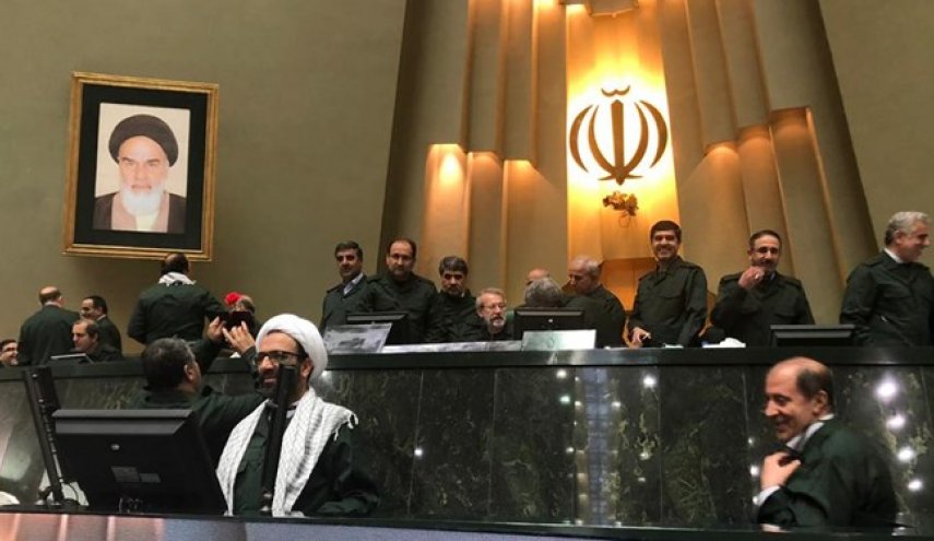 شاهد كيف عبّر نواب ايرانيون عن دعمهم لحرس الثورة