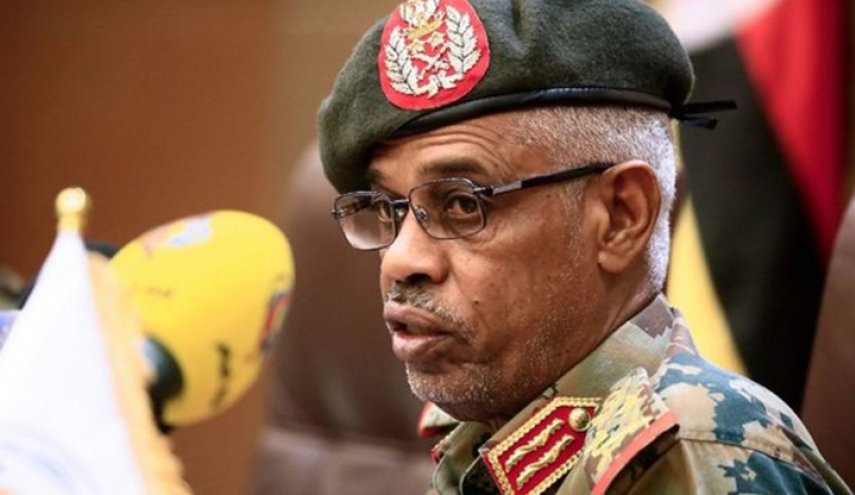 من هو عوض بن عوف رئيس المجلس الانتقالي في السودان؟