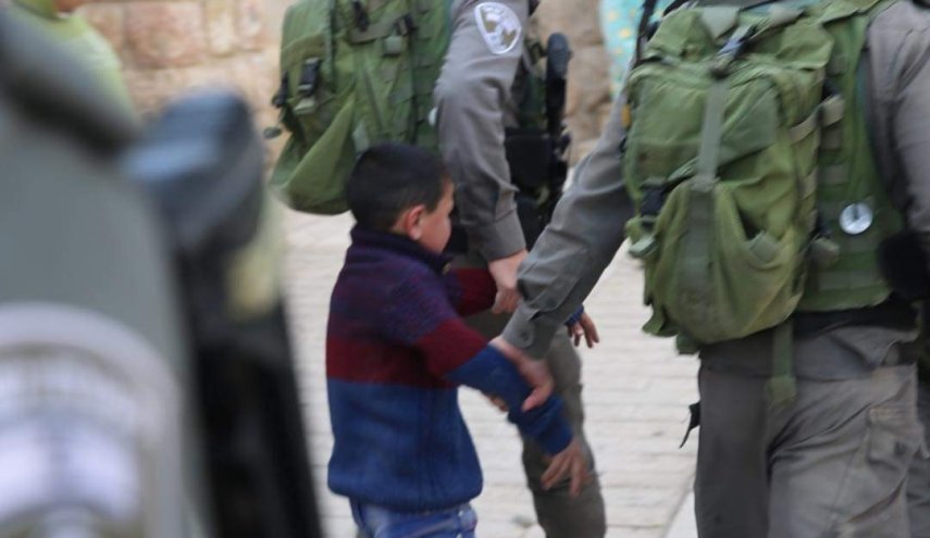 الاحتلال يعتقل طفلا فلسطينيا في الخليل
