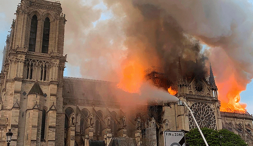 ما هي أسباب تعقيد عملية إخماد حريق كاتدرائية نوتردام؟