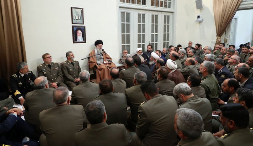 جمعی از فرماندهان ارتش و نیروی زمینی با رهبر انقلاب دیدار کردند
