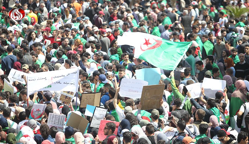 تظاهرات في الجزائر للمطالبة برحيل رموز حقبة بوتفليقة