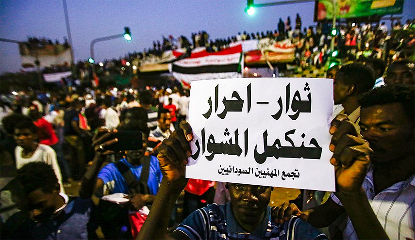 محتجو السودان يجددون مطالبهم بتسليم السلطة للمدنيين