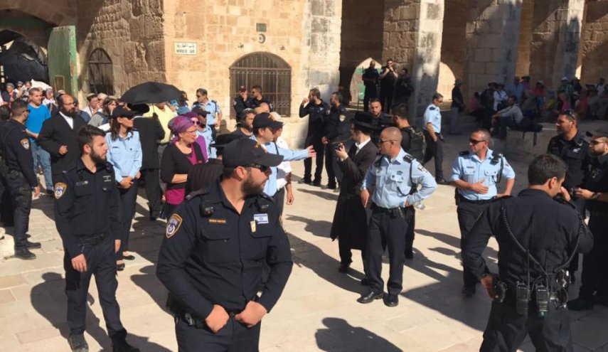 بالصور.. قائد شرطة الاحتلال وعشرات المستوطنين يقتحمون الاقصى