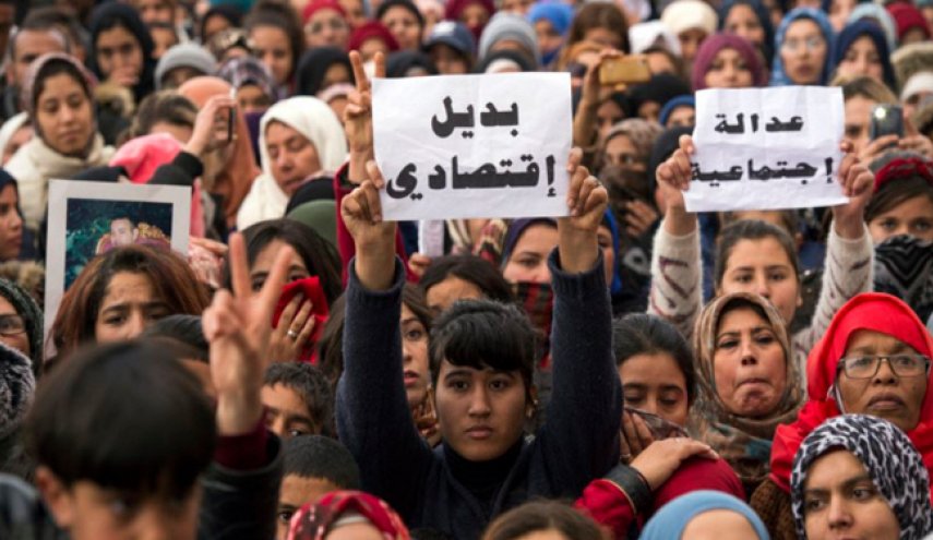 الأمن المغربي يستخدم خراطيم المياه لفض اعتصام للمعلمين

