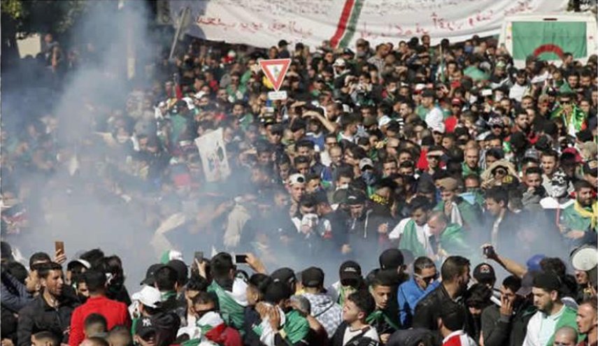 إصابة 13 شخصا في احتجاجات بشرق الجزائر      