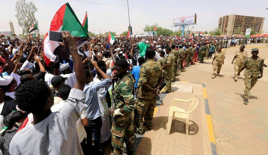 المحتجون يغلقون شارعا رئيسيا في العاصمة السودانية
