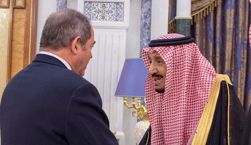 الملك سلمان يلتقي وزير خارجية الجزائر في الرياض