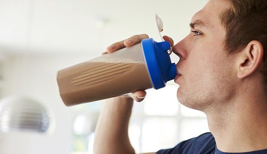تحذير من الإكثار في شرب مخفوق البروتين
