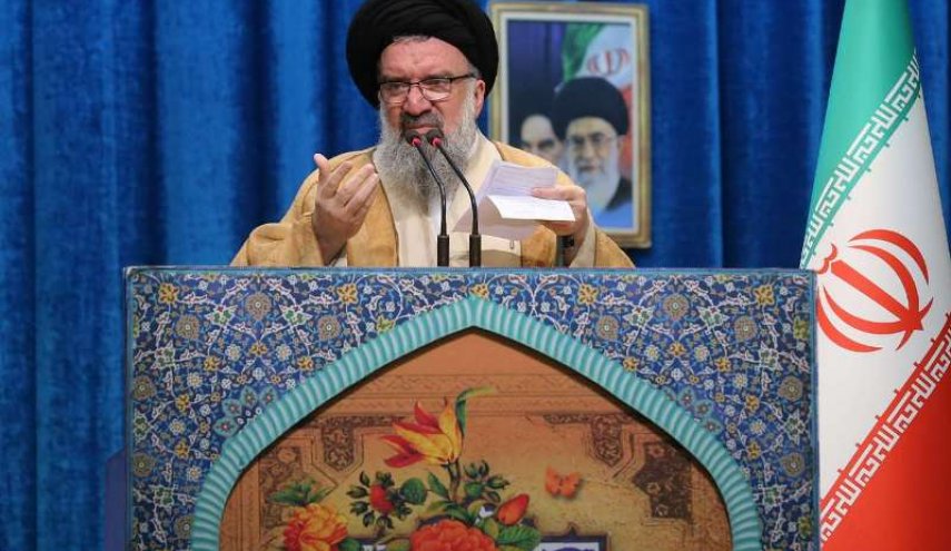 امام جمعه موقت تهران: آمریکا و اذنابش در خط مقدم تروریسم قرار دارند