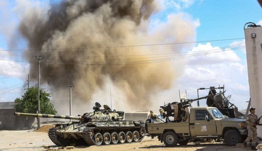 قوات حفتر تشن ثاني ضربة خلال يومين على مطار معيتيقة