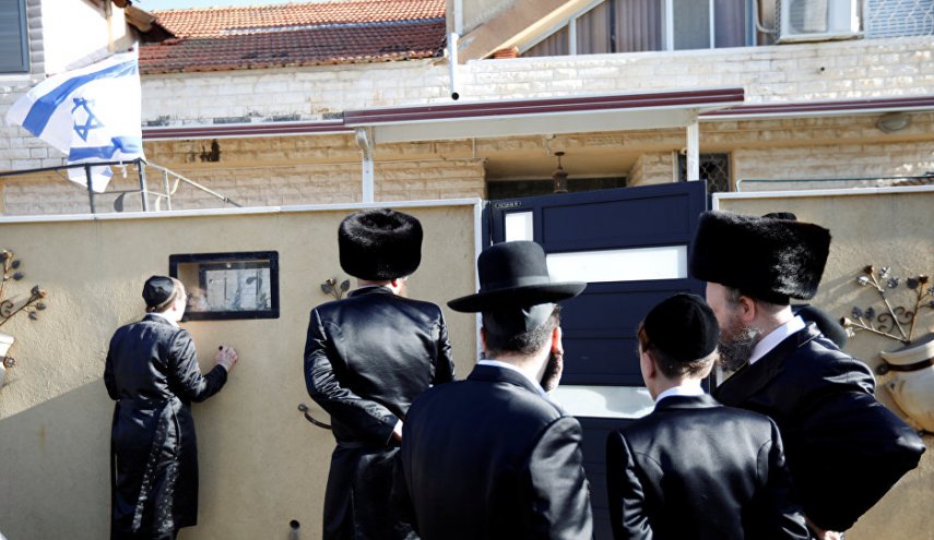 وزير إسرائيلي يختبئ في قبو خوفا من صواريخ المقاومة (الصورة)