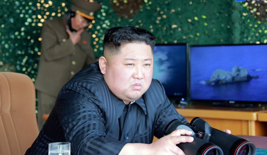 بالصور.. زعيم كوريا الشمالية يشرف على تدريب لراجمات صورايخ بعيدة المدى 