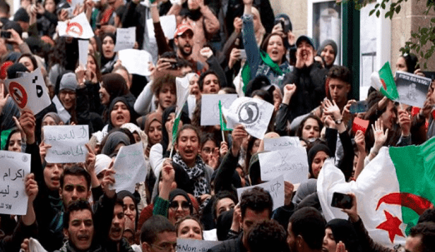 الجزائر تشهد أول مظاهرة خلال شهر رمضان
